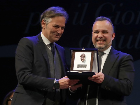 Andrea Albani premia Emanuele Burioni (Giornalismo d'Autore - Turismo)
