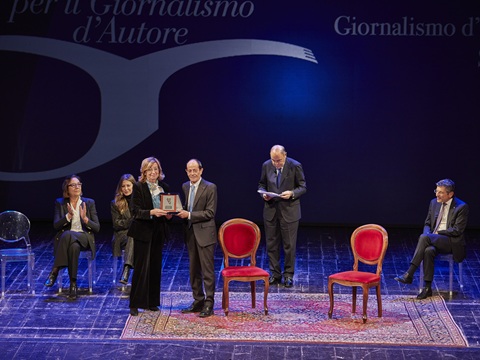 Mirella Falconi Mazzotti FONDAZIONE CASSA DI RISPARMIO premia Mario Sensini (Giornalismo d'Autore nazionale sezione economia)
