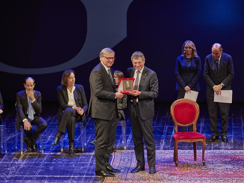 Mario Riciputi premia Francesco Ubertini (Guidarello ad Honorem)