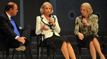 La consegna del Premio Guidarello alla gemelle Kessler nell'edizione 2012